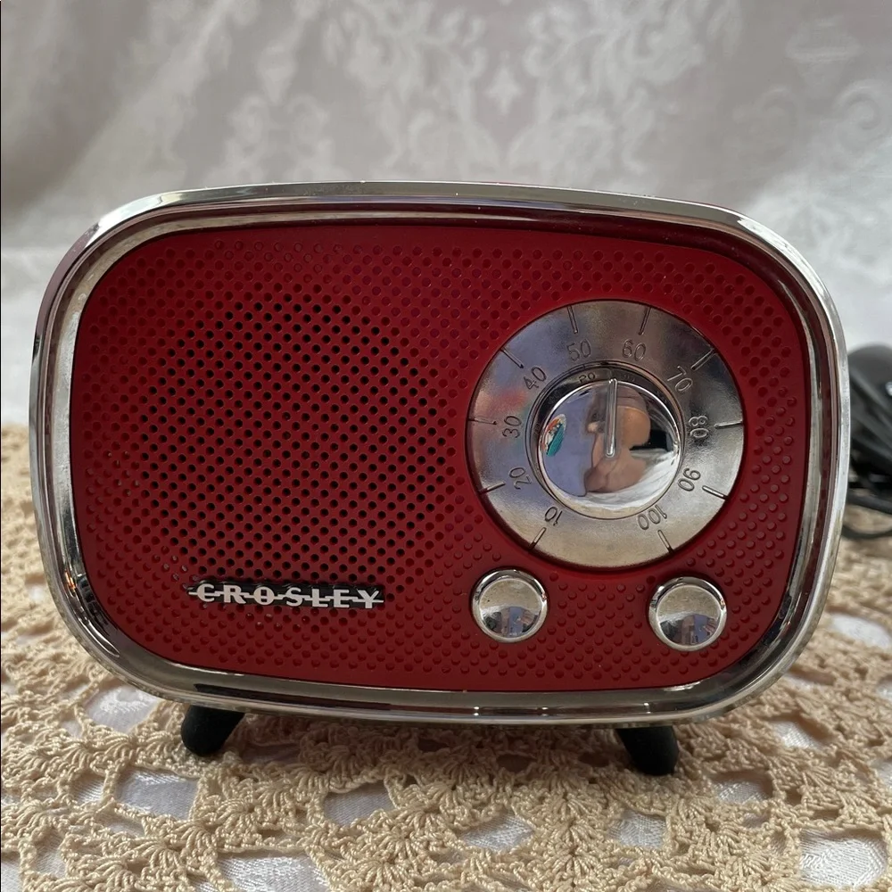 Crosley retro mid-century modern design  Cherry Red Vintage-Style Bluetooth. - Picture 2 of 5